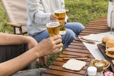 캠핑_맥주마시는 이미지 PHO802, 유토이미지, 사진, 생활, 풍경, 캠핑, 실외, 휴식, 힐링, 여행, 공원, 캠핑장, 자연, 숲, 2명, 남자, 여자, 한국인... 