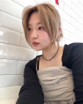 냠냐밍~ 혼햄 하는데 머리색이 너무 이뻐서요오 ꉂꉂ(ᵔᗜᵔ*)푸항항 저랑 커플베이지 염색 해요오 ♥ ㅤㅤㅤㅤ일상에 스며드는 헤어 디자인... 