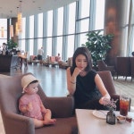 #하진맘일상🐧  오늘 우리 커플룩 아닌듯 커플룩 입었디용- 커피마시러 나오자마자 하진이가 차에서 잠들었길래 남편이랑 오예 하며 #자유부부 를... 