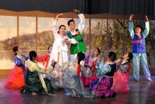 《우리 민족끼리》 - 왕재산예술단 희천에서 공연