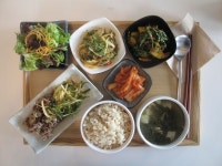 2014년 4월 12일 토요일의 그때그때 밥상입니다. 향긋한 쑥두부들깨국, 맛깔나는 차돌박이파채볶음, 개운한 오이민들레나물, 아삭아삭 실곤약... 
