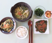 참기름 두르고 무청, 무, 양파 넣고 볶다, 쌀뜨물 넣고 새우젓으로 간하고 멸치가루넣어 맛내어 끓이다가, 마늘, 파, 호박넣어 뽀그르 끓여냄