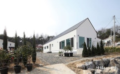 박공지붕을 얹은 하얀 단층집 / SIMPLE HOUSE > HOUSE | 전원주택있는 월간 전원속의 내집