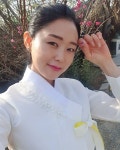 Pin page Instagram의 설화🌷님: “#첫줄 날씨가 화창하네요 ~ 노란 한복 입구 아주아주 씐나용 ~ 💛💛💛 오늘 산은 조용하네유 ! 설화가 산을... 