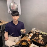 갔다가 맛집이라길래 가봤는데 특제소스에 먹고 나와서보니까 뱃살 두둑하더라 . . #돈블럭 #가로수길돈블럭 #신사동맛집 #가로수길맛집”