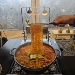 이미 경남 부산지역에서 10년간 맛집 랭킹 1위를 하고 있는 건뚱네 김치속 돼지의 흑돼지 김치찌개!!돼지고기 중 최고인 흑돼지를 넣어서 더욱... 