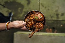 Surinaamse bami met kip van sterrenchef Soenil Bahadoer | Recept in 2022 | Gemarineerde kip, Kip, Voedsel ideeën