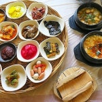 Instagram의 다채움의 미약님: “#경주맛집 치즈떡갈비맛에 반하다. 순두부찌개  or 된장찌개 고민하지 않고 두가지 먹을 수 있는 곳. 곤드레밥... 