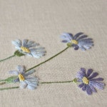 #야생화자수 #청화국 #꿈소 #꿈을짓는바느질공작소 #embroidery #bluedaisy | Bordados e pregas, Bordado, Manualidades