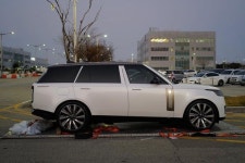 probably the coolest unboxing experience I’ve ever had. #NewRangeRover #SV #Serenity✨ 공항에 마중도 나가, 서울 구경도... 
