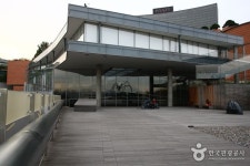 Leeum, Samsung Museum of Art (리움 삼성미술관 ) | Official Korea Tourism Organization | Outdoor decor, Outdoor, Observatory