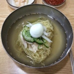 불리다 한참 뒤에 상호를 걸었다는 소문 / 체인 가야밀면 아님 / 가야스러운 한방육수 / 면발은 가늘고 용기의 깊이가 깊음 _6,000원 . 02 연산…