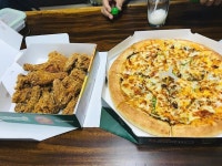 🍕🍗....#치킨 #피자 #피자와치킨의러브레터 #핫바베큐피자 #존맛탱 #후라이드치킨 #먹스타그램 #배달맛집 #pizza #chicken... 