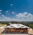 모던한 형태와 질감의 대비로 역동적인 쇼룸 - C3KOREA | Winery, Roof architecture, Timber roof