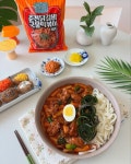 청년다방 춘천 닭갈비 국물 떡볶이는 달콤함과 매콤함이 완벽한 조화를... 무항생제 닭(마니커닭)으로 만들어서 믿먹👍. 소스만 넣으면 완성되는... 