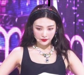 red velvet에 있는 paulina☁️님의 핀 | 유명인, 패션, 레드벨벳 조이