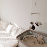 흑백 모빌 @ho_g1128 on Instagram: “간만에 모빌 만들었는데 도겸이가 잘 본다🖤 🐑🐑🐑” | Toddler bed, Furniture, Home... 