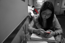 색은 사람의 시선을 끈다