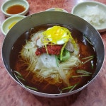 한참 뒤에 상호를 걸었다는 소문 / 체인 가야밀면 아님 / 가야스러운 한방육수 / 면발은 가늘고 용기의 깊이가 깊음 _6,000원 . 02 연산…