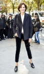 A French Style Icon Says Wearing This Can Age You | 파리지앵 스타일, 스타일 아이콘, 스타일