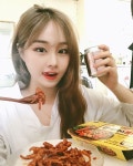 닭발 사용한대용 대박>< - #오뚜기 #오감포차 #직화닭발 #매콤아구찜 #닭근위마늘볶음 #매콤닭… | Korean best friends, Ulzzang, Ulzzang girl