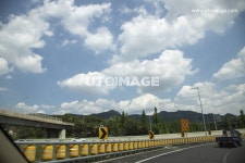 유토이미지 | 파란하늘에 힌구름이 있는 도로