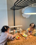 밥 반찬 리필까지 이쁘게 먹어준 둥… - 2024 알콩달콩맘 on Instagram: 잘먹는 둥이지만 다 먹어야 궁뎅이 뗄 수 있다고  한 시간 반 두시간이... 