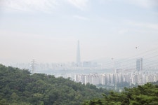 아차산의 풍경과 정상에서의 서울풍경을 올립니다.  그리고 내려오면서 허름하지만 맛집인 동사골토종닭집 에서 닭백숙과 닭죽,  닭도리… | 고아