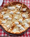 Instagram의 New Fork City님: “Tag someone you know who loves white pizza 💕🍴 Credit: @nycpizzaguide #newforkcity” - 2021
