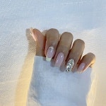 좋아요 669개, 댓글 2개 - Instagram의 꼬네일(@ggonail)님: #꼬네일 #시럽네일 #풀스톤네일 💛 . . 배경만 봐도 제 손이에요 🤭💓 근데 이번... 