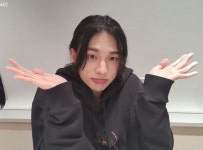 210917 • #hyunjin #hwanghyunjin #straykids #현진 #황현진 #스트레이키즈 | Hyunjin doing peace sign, Hyunjin aegyo, Hwang... 