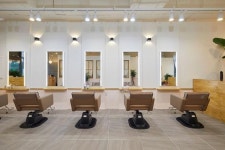 화이트&우드톤 깔끔한 분위기의 26평 미용실 인테리어 (마포구 동교동)