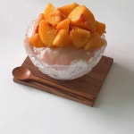 수 연 (スヨン) on Instagram: “수연식당에는 빙수도 있어요 황도를 가득 넣은 복숭아빙수🍧🍑 우유얼음을 1차 쌓아주고 연유와 작게 자른... 
