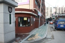 장훈고등학교 담장을 따라 학생들의 통학로