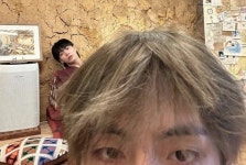 V on Instagram: 가을 어서오시게🍂 em 2023 | Vkook, Foto aleatoria, Poema de amor