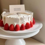 여름에 먹는 딸기케이크 라니 생각만 해도 행복해요! 🍓🥰반짝... 크림과 함께 드셔보세요. #딸기케이크 #여름딸기 #수원디저트카페 #디어스윗랩