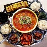#저녁밥상 오늘은 새벽에 야구르트아줌마가 걸어놓고가신 계란과 사골육수로 돼지고기 숭덩숭덩 썰어넣고 사골육수부어 진~하게 김치찌개... 
