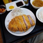 수유에서 신설동으로 넘어온 즐거운맛돈까스 장안동 콘반에서 튀김 옷에 감동을 먹었다면 이곳에서는 두툼한 고기 두께의 매력에 빠질 수가... 
