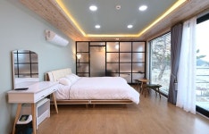 삼척시 장호비치캠핑장 > 시설안내 > 스파 컨테이너하우스 컨테이너하우스 2층 내부 | Container house, House design, House