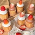 역시역시 새해 첫 베이킹은 딸기로 시작해야죠🍓부드러운 카스테라 머핀에 생크림 듬뿍넣어 만들어 봤어요ㅎㅎ 딸기 생크림... 