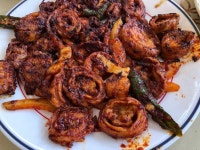 ⠀경주에서 마지막 끼니였던 용궁단골식당. 무섭게 생겼는데 맛있다 ㅎㅎ 불의 맛 색이 진한... - 2021 | 밥, 건강한, 야채 샐러드