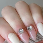 같아요><  #소마네일웨딩네일 72,000𝘸𝘰𝘯  예약하실 때 “아트”로 예약해주세요 :) ⠀ ⠀ 🫧 쉐입과 표면이 예쁜 🫧 ⠀ … - 2024... 