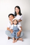 Pin by Snowflakes Yue on Korean Inspo Simple Family Photoshoot 한국어 영감 | Family photoshoot poses, Family photo studio... 