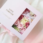 감사의 마음 담은 플라워 용돈박스 . 전문 플로리스트가 직접 색조합하고 패키지디자인까지 참여해 더욱 특별한 플라워 용돈박스입니다. 은은한... 