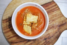 김치찌개 황금레시피 : 생생정보통 참치김치찌개 제가 돼지고기 넣는 김치찌개는 정말 남편을 위해 만들고... | 식품 아이디어, 건강한 식사, 건강한