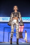 공연장에서 진행이 되었습니다. 전통한복과 개량한복, 미래의 복장과 패션등에 대한 다양한 패션으로 쇼가… | 사진