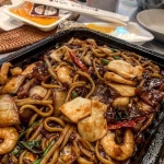 매운해물쟁반짜장이 면이 조금 불었는데 요것도 맛났다!! . #만리장성 #배달 #중국집 #짜장면 #짬뽕 #중식 #먹스타그램 #배달맛집 #먹스타…”