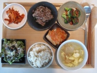 2012년 4월 20일 금요일 그때그때밥상을 소개합니다 뿅뿅! 무말랭이무침, 불고기, 브로콜리초회, 김치와 샐러드, 현미밥, 북어계란국입니다... 