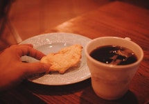 보통의 빵 보통의 커피 보통의 날 평범한 월요일. 아침이다  #goodmorning #cafe#coffee#blackcoffee#coffee#커피#월요일... 