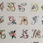 : #달콤쏘잉 #프랑스자수 #자수타그램 #취미스타그램 #꽃자수 #입체자수 #handstitch #알파벳자수#flowerembroidery #embroidery... 